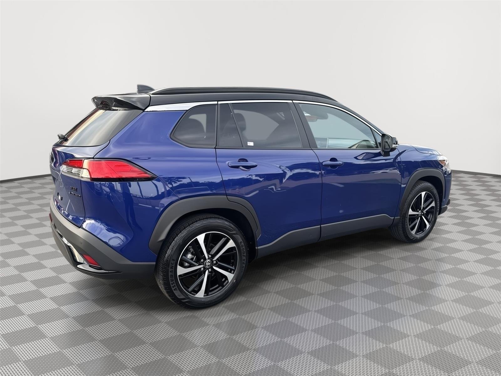 Used 2025 Blue Crush Metallic w/Jet Black Roof TOYOTA XSE image 4
