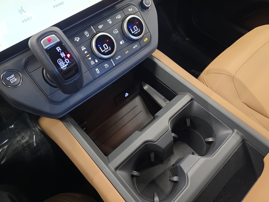 New 2026 Woolstone Green Land Rover X-Dynamic SE image 18
