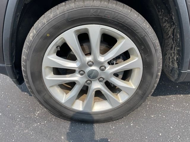 Used 2017 Granite Crystal Metallic Clearcoat Jeep Limited image 4