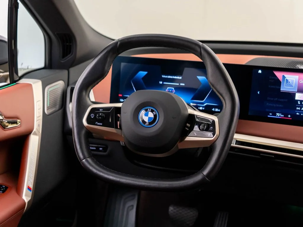 Used 2023 Black BMW M60 image 10