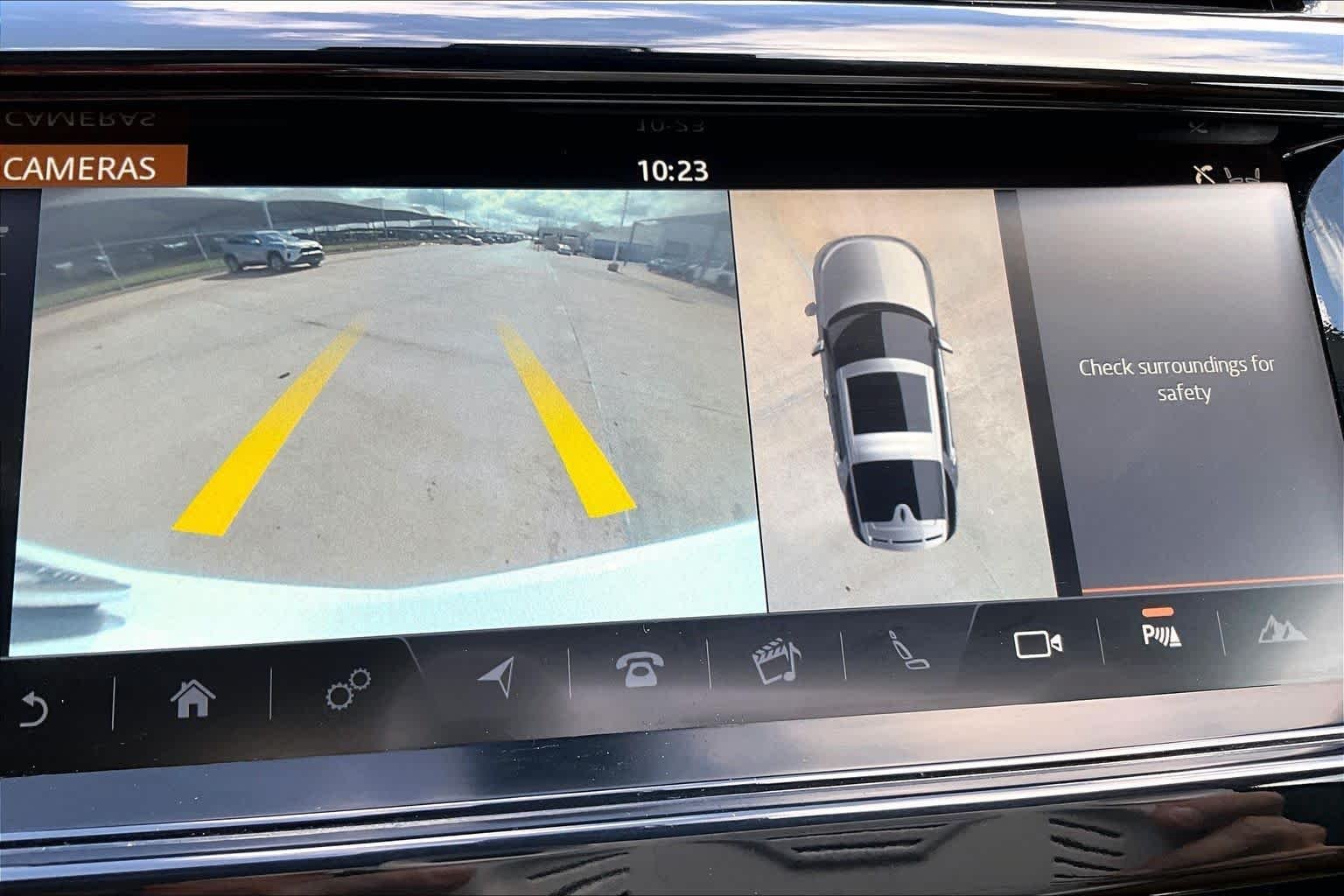 Used 2018 Fuji White Land Rover HSE Luxury image 25