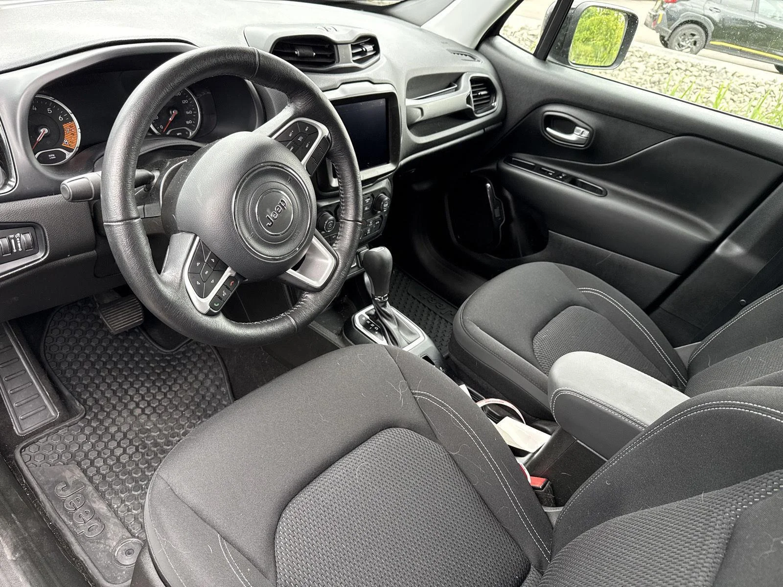 Used 2023  Jeep Altitude image 6
