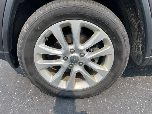 Used 2017 Crystal Metallic Jeep Limited image 4