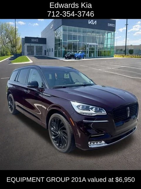 Used 2023 Red Lincoln Reserve image 1