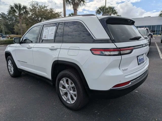 Used 2024 Bright White Cl Jeep Limited image 9