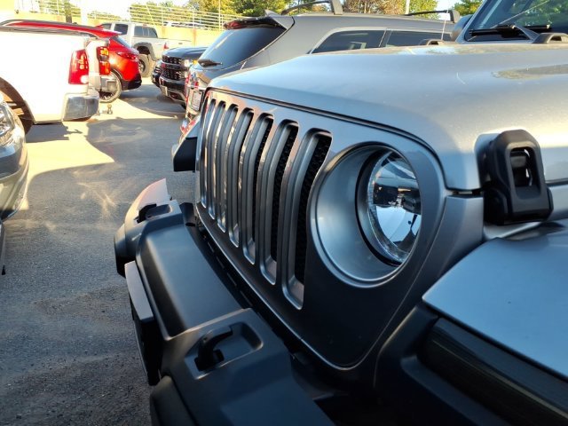 Used 2018 Silver Jeep Sahara 4x4 image 3