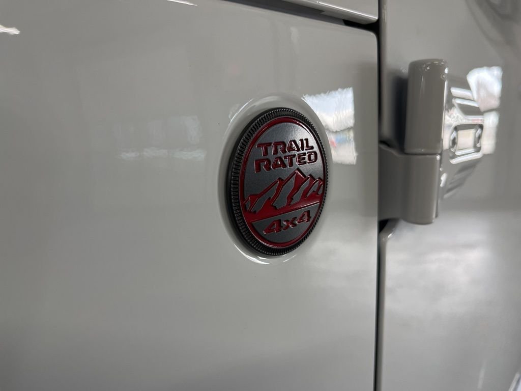 New 2026 Bright White Clear-Coat Exterior Paint Jeep Rubicon image 15