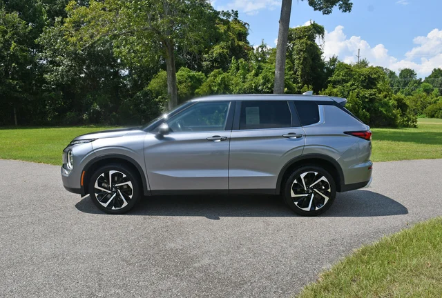 2024 Mitsubishi Outlander SE Black Edition