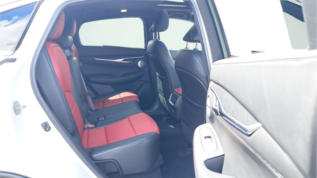 Used 2022 White INFINITI SENSORY image 31