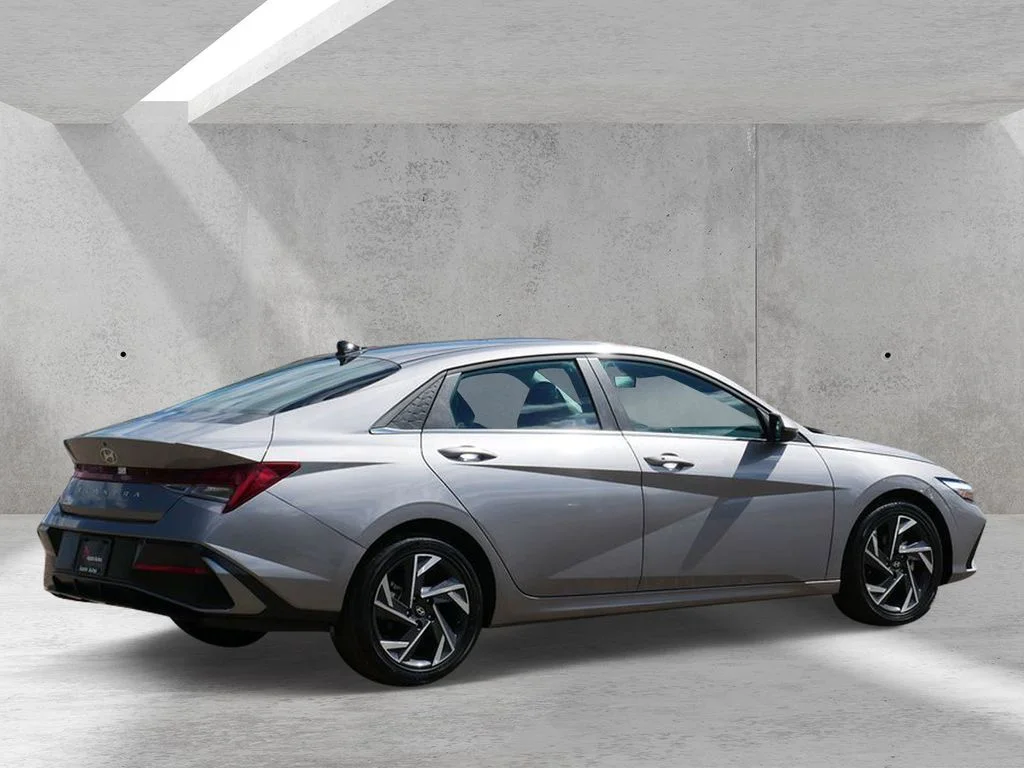 Certified Used 2025  Hyundai SEL Convenience image 3