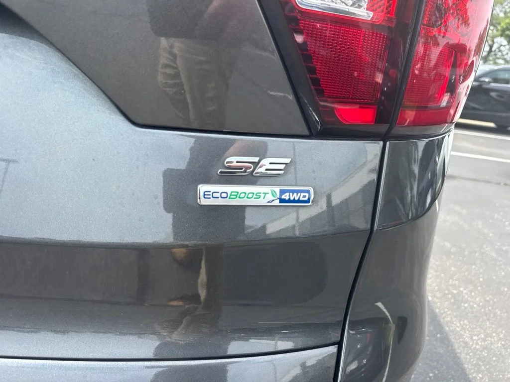 Used 2019 Gray Ford SE image 10