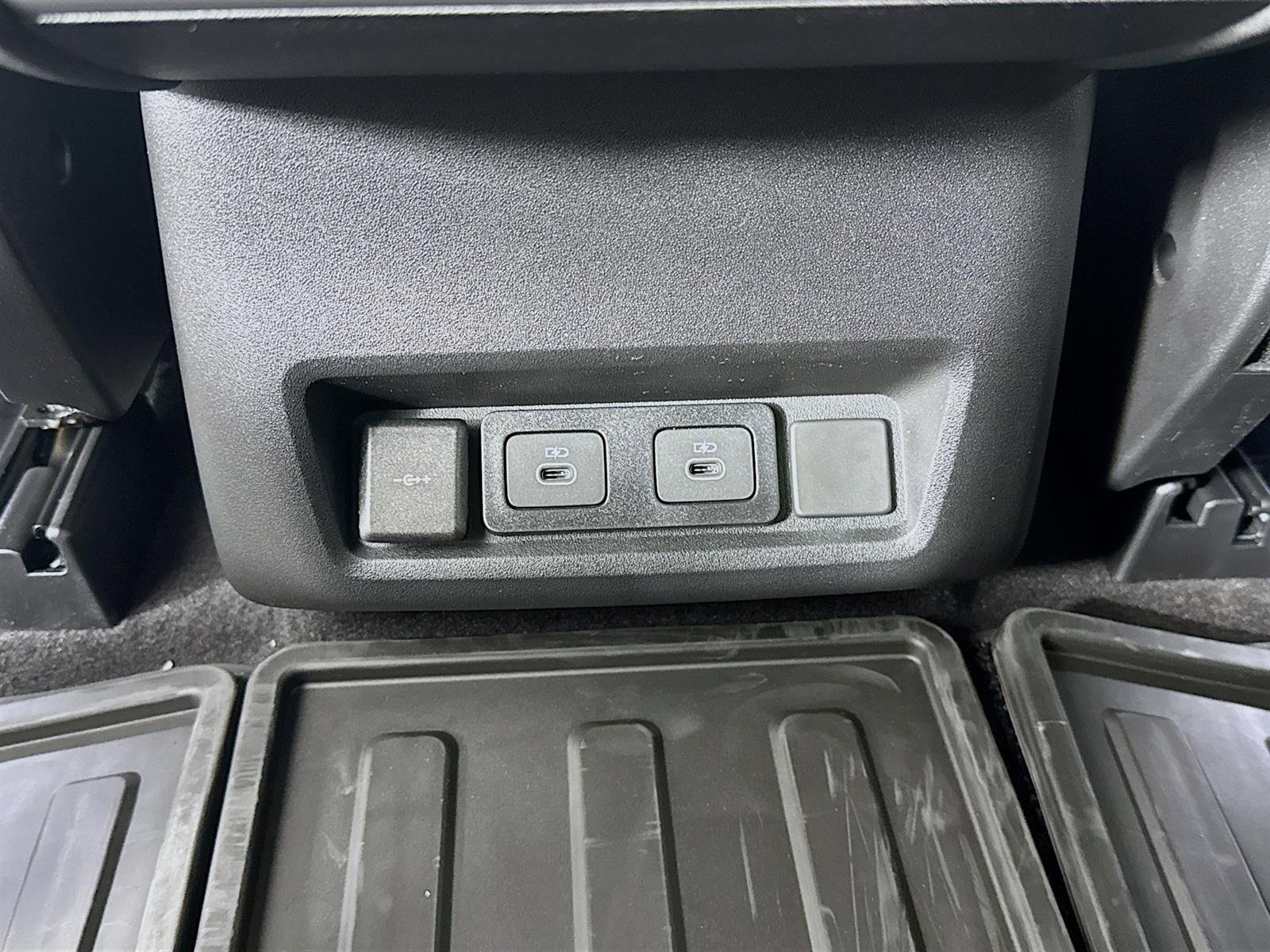 Used 2025 Fuji White Land Rover Dynamic SE image 28