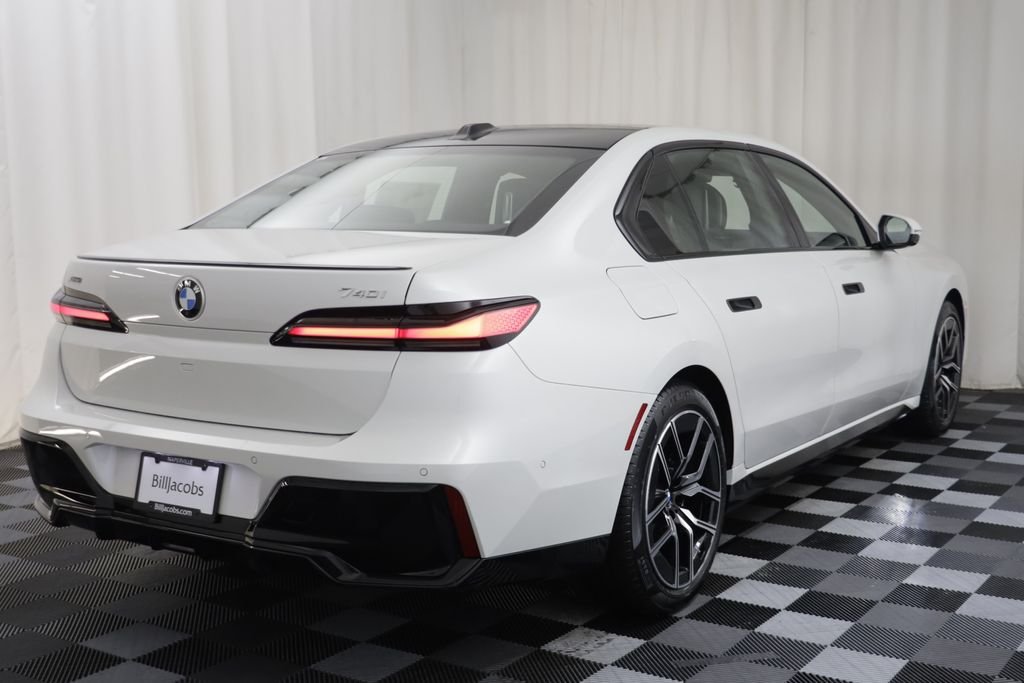 New 2026 Mineral White Metallic BMW 740i xDrive image 18
