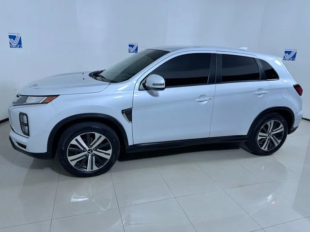 Used 2023 White Mitsubishi SE image 4