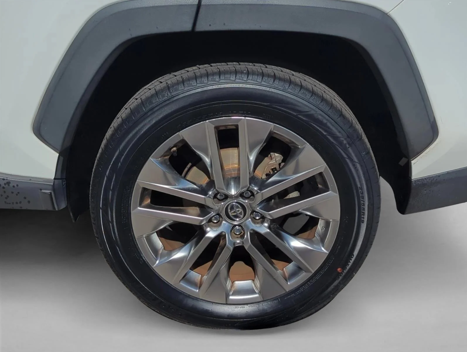 Used 2019 Super White Toyota XLE Premium image 9