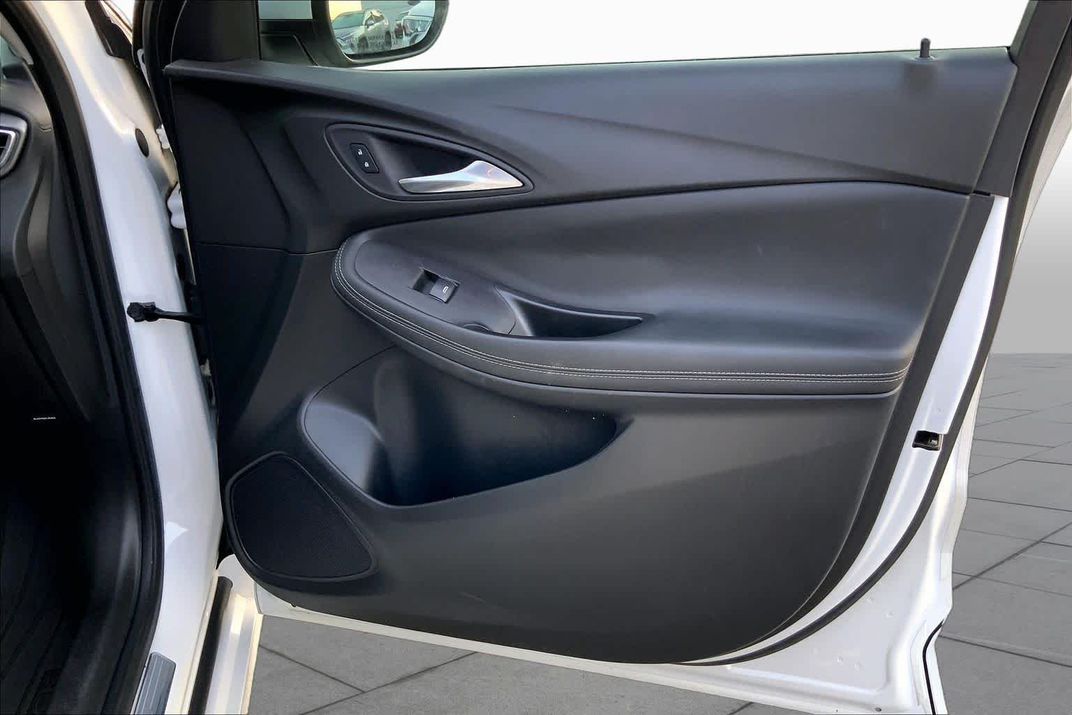 Used 2022 White Frost Tricoat Buick Select image 22