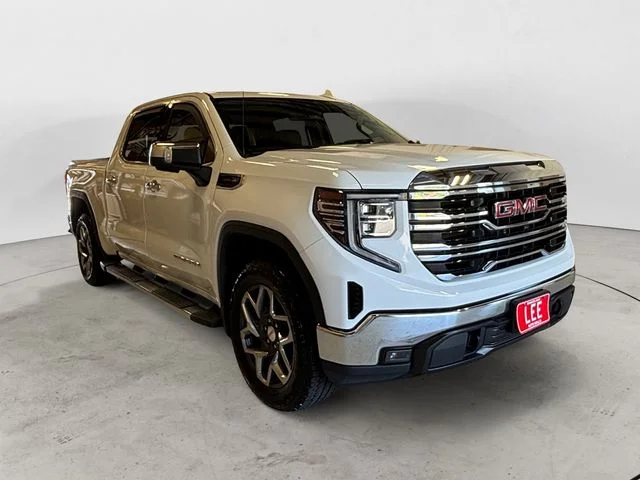 Used 2023 White GMC SLT image 8
