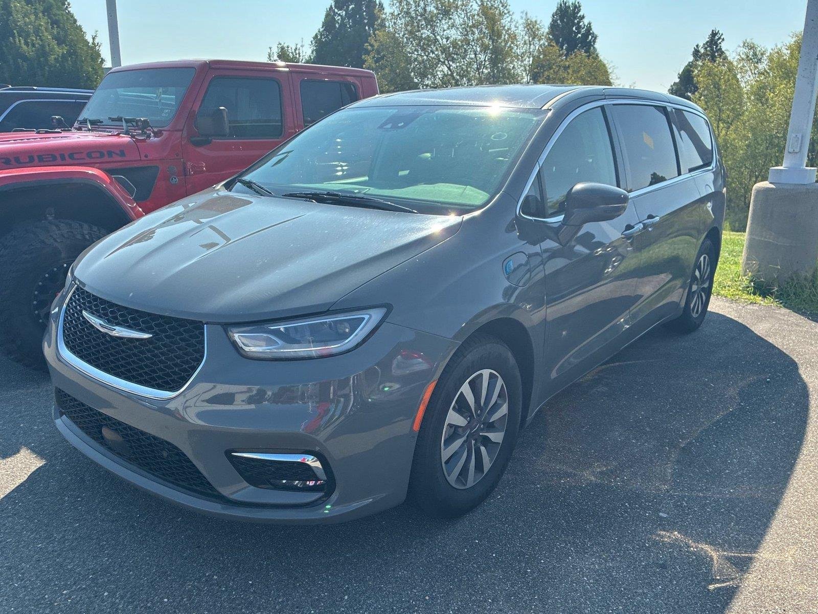 Used 2022 Ceramic Gray Clearcoat Chrysler Hybrid Touring L image 1