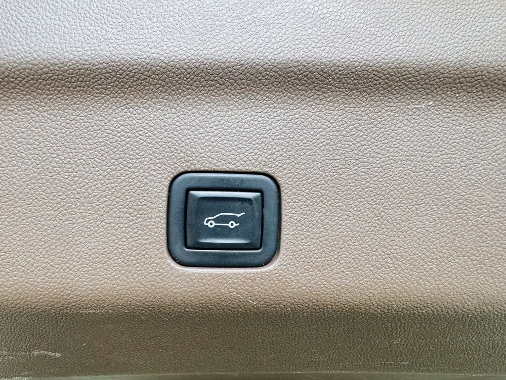 Used 2023 White GMC Denali image 34