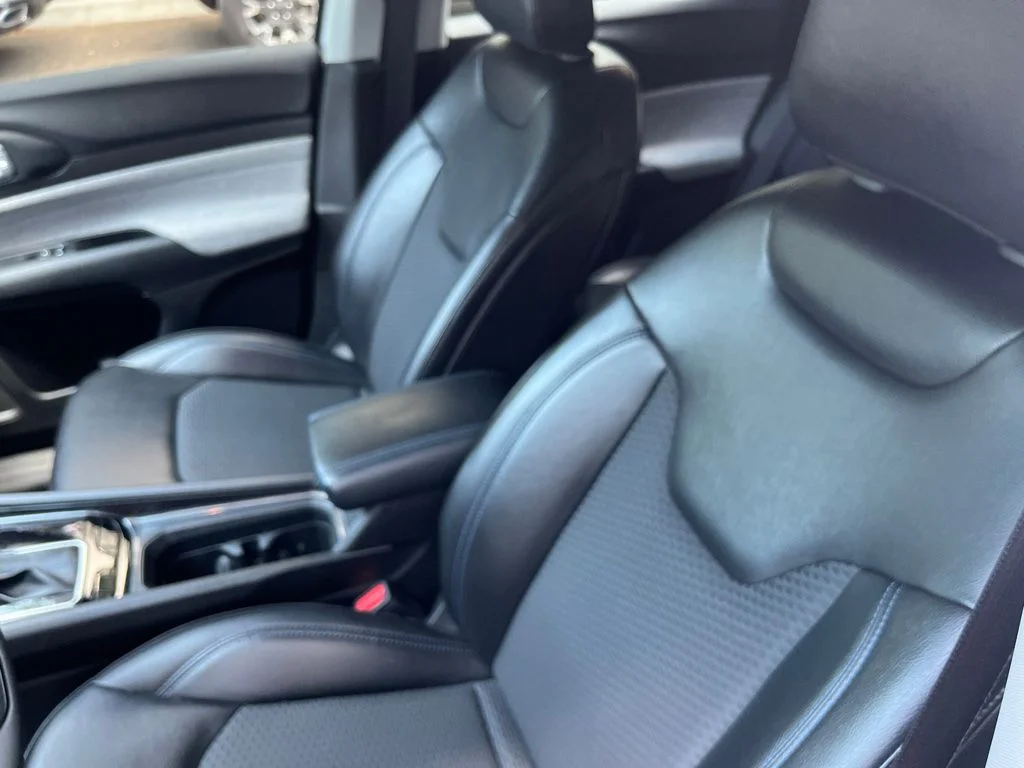 Used 2022 White Jeep Latitude image 4