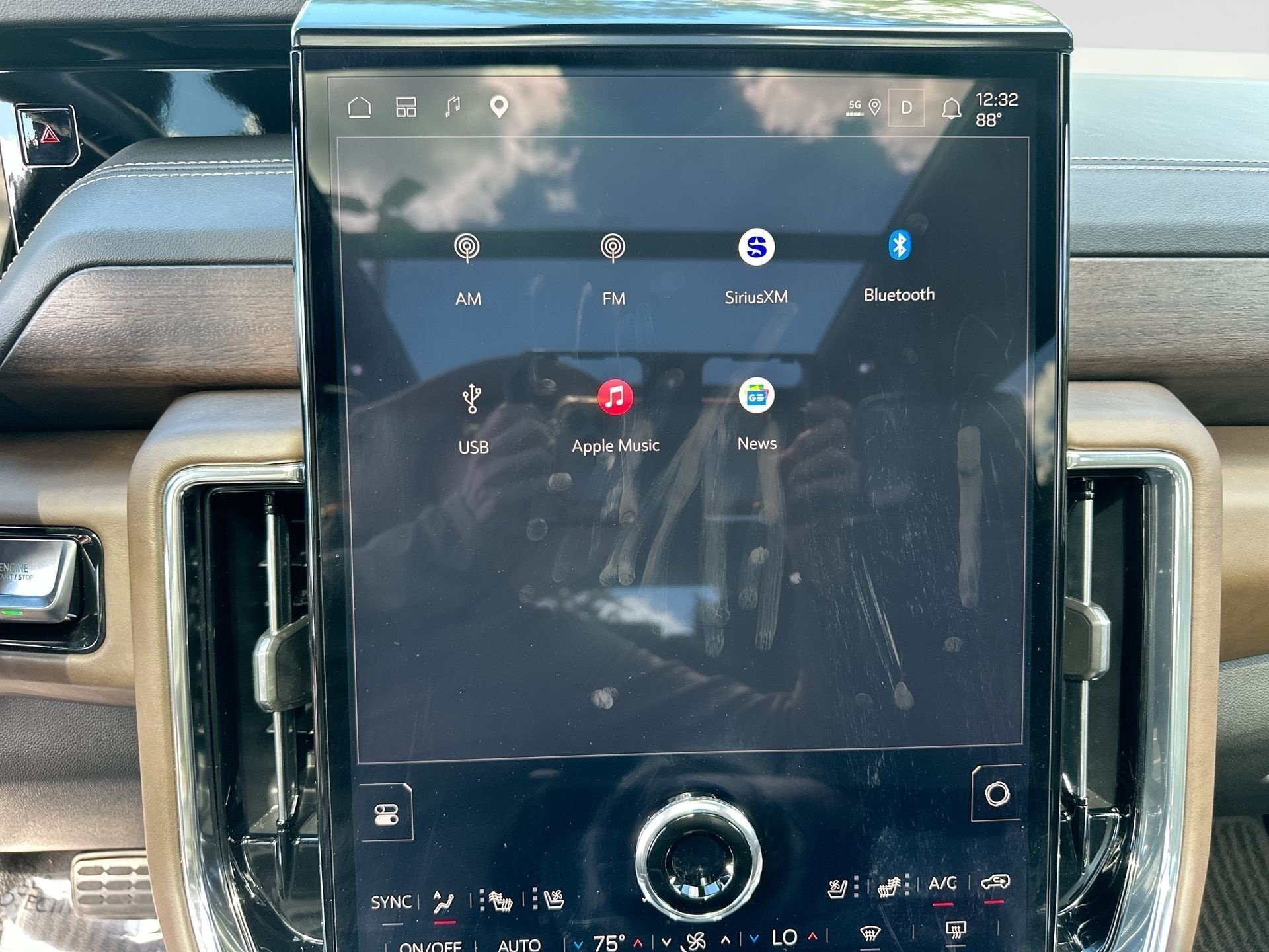 2025 GMC Yukon Denali Ultimate - Photo 13