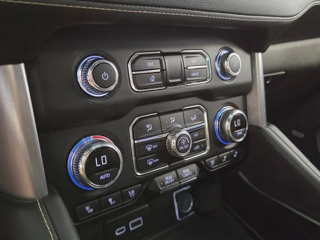 Used 2022 White GMC SLT image 23