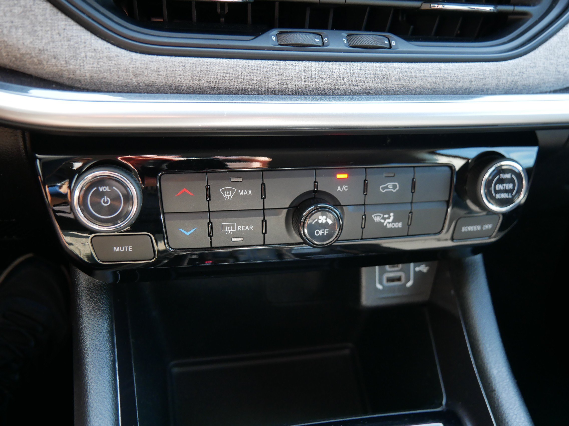 Used 2022 Velvet Red Pearlcoat Jeep Latitude image 23