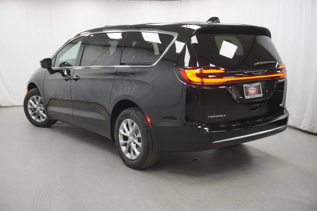New 2027 Diamond Black Crystal Pearl-Coat Exterior Paint Chrysler Select image 13