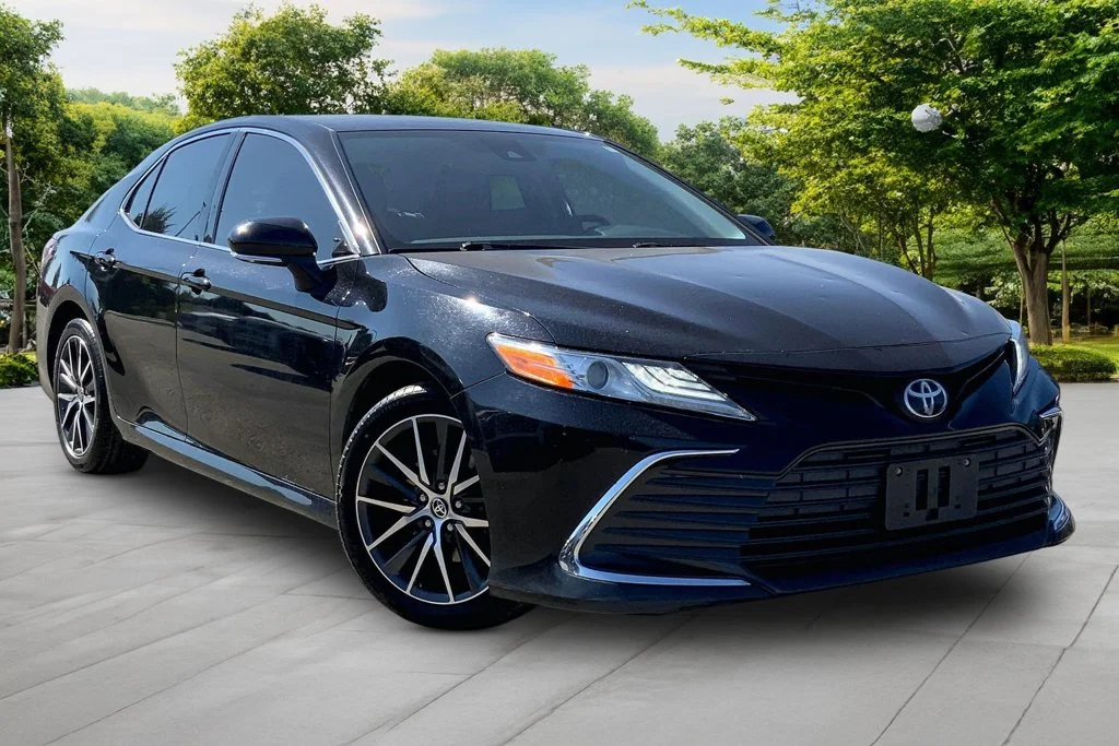 Used 2021 Black Toyota XLE image 3