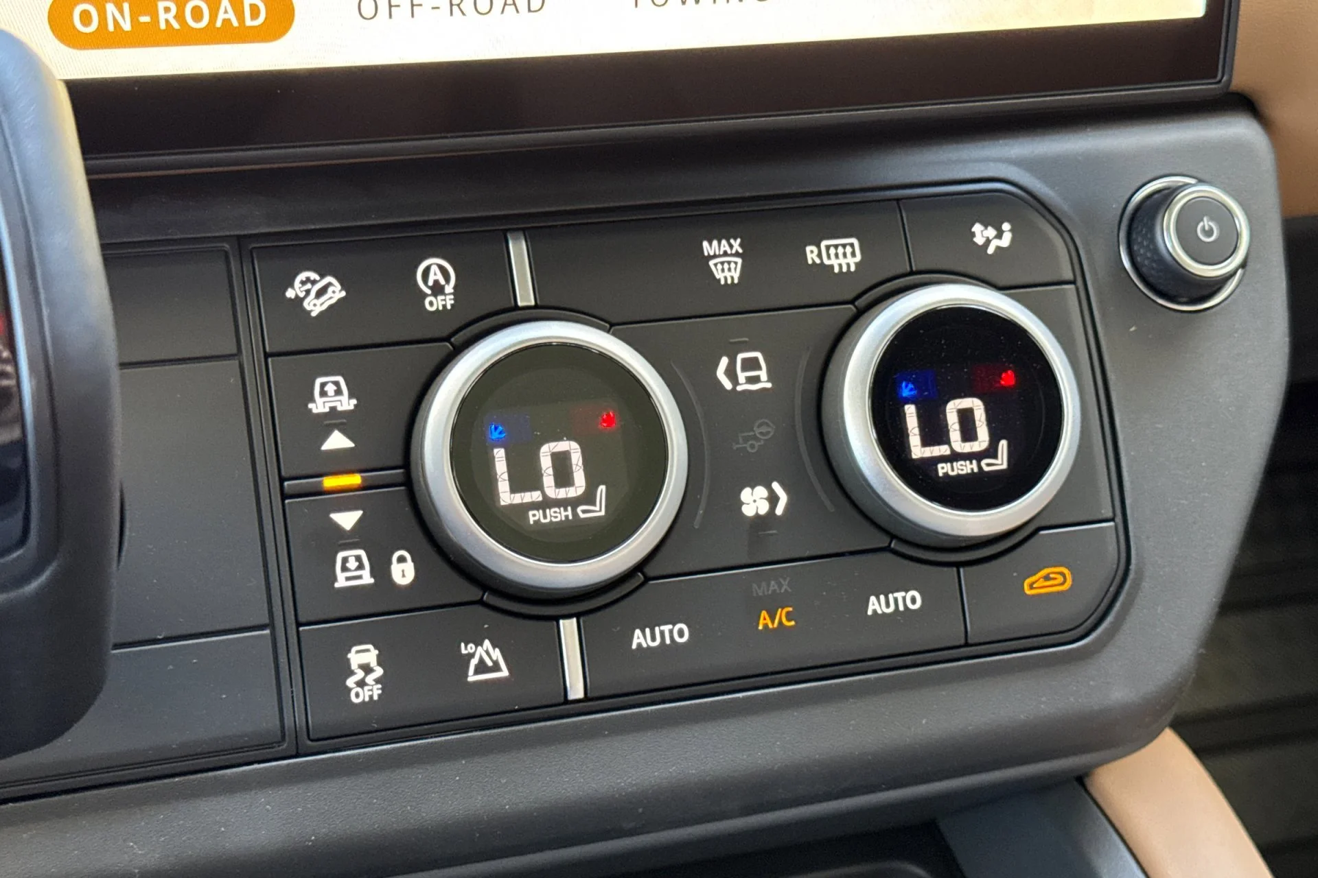 New 2026 FUJI WHITE Land Rover X-Dynamic SE image 23