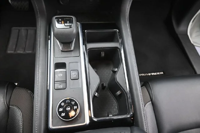 Used 2022 White Nissan SL image 26