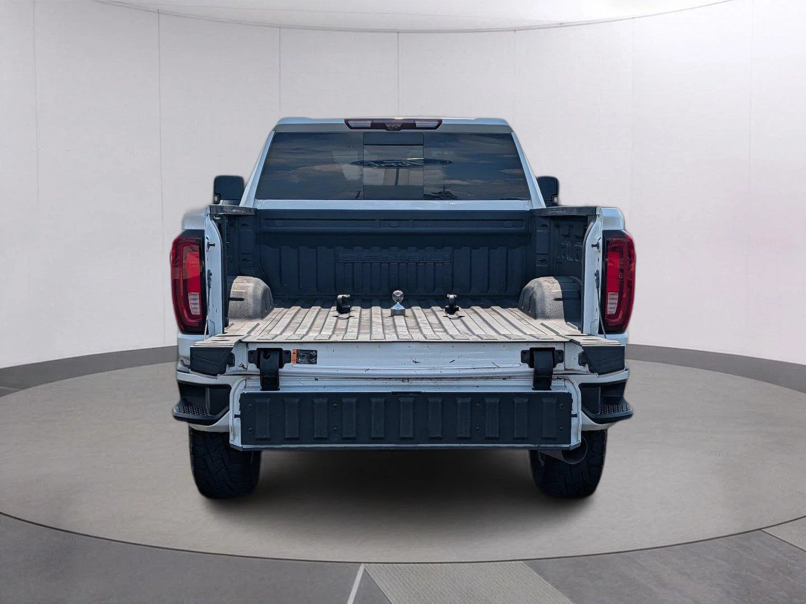 Used 2022 White Frost Tricoat GMC Denali image 5