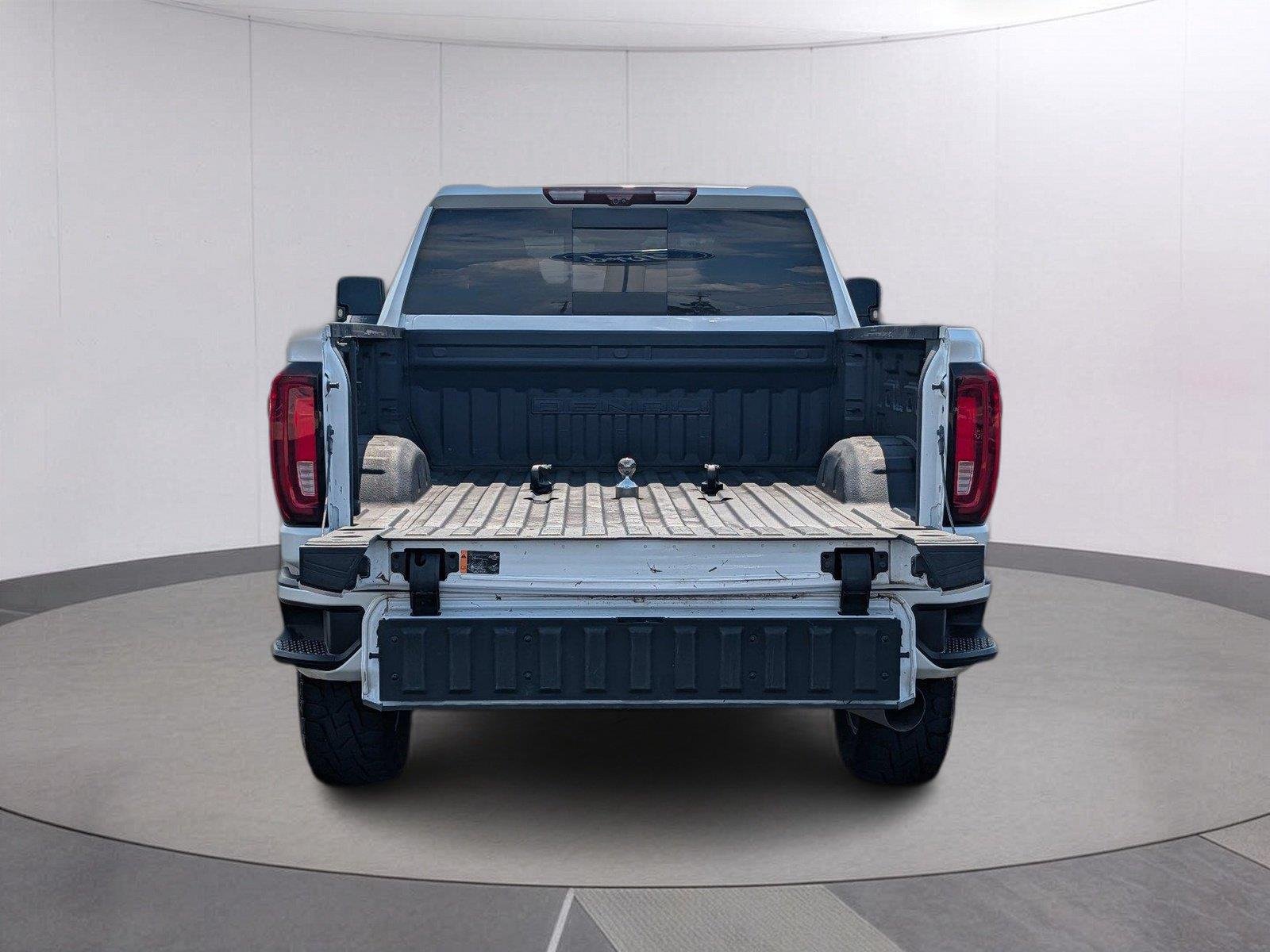 Used 2022 White Frost Tricoat GMC Denali image 5