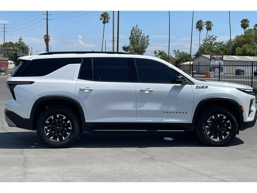 Used 2025 Iridescent Pearl Tricoat Chevrolet AWD Z71 image 7