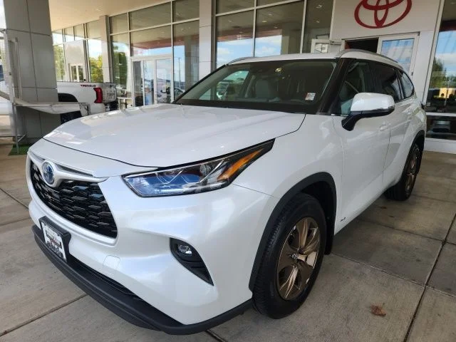 Used 2023 Beige Toyota Bronze Edition image 8