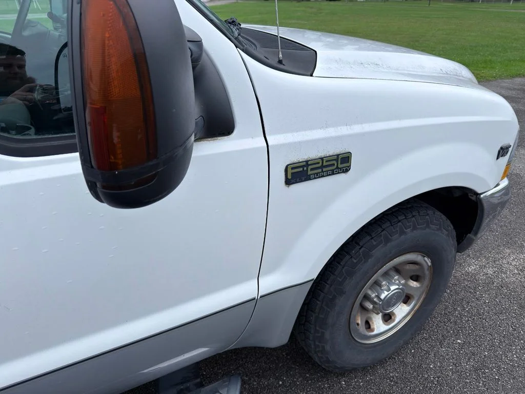 Used 2004 White Ford  image 3