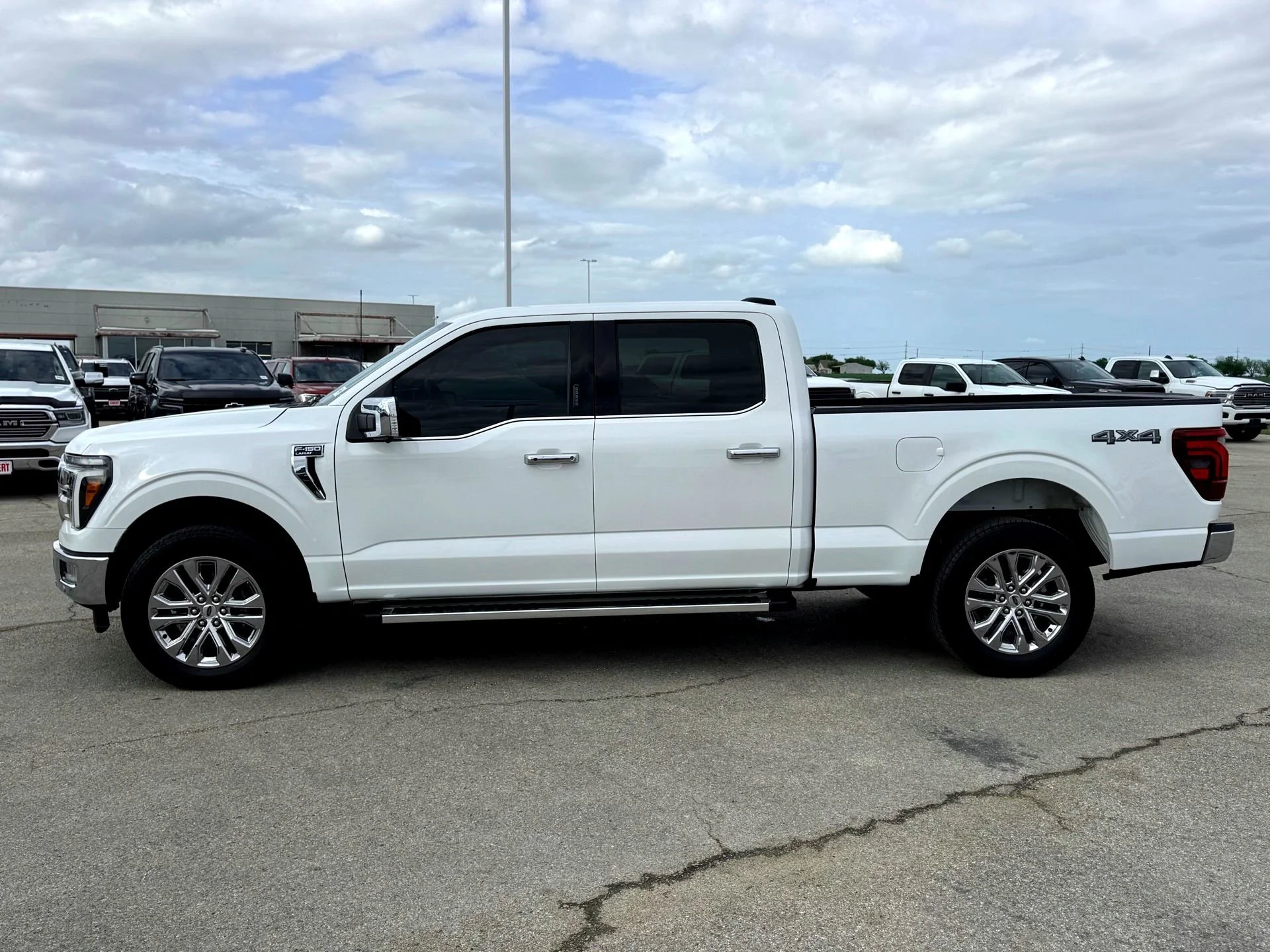 Used 2024  Ford Lariat image 9