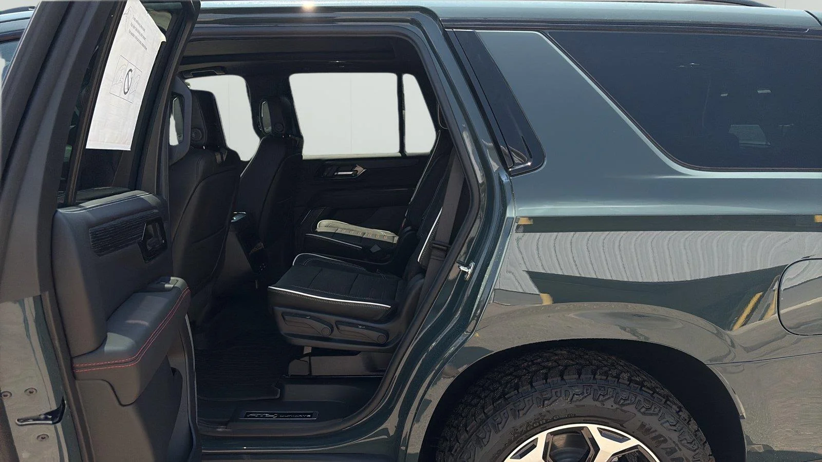 2026 GMC Yukon AT4 Ultimate - Photo 8