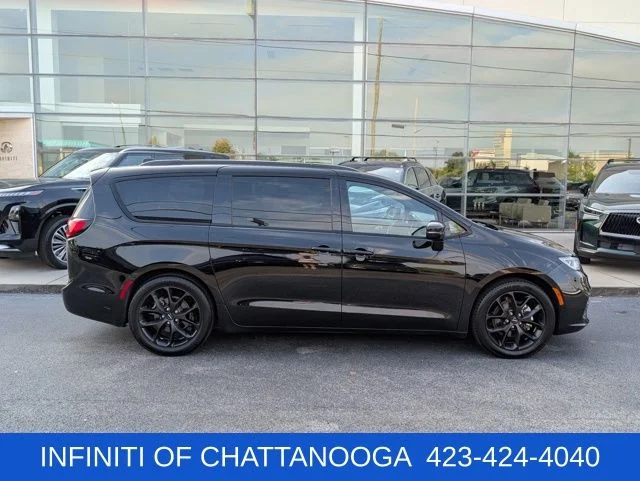 Used 2025 Black Chrysler Limited image 8