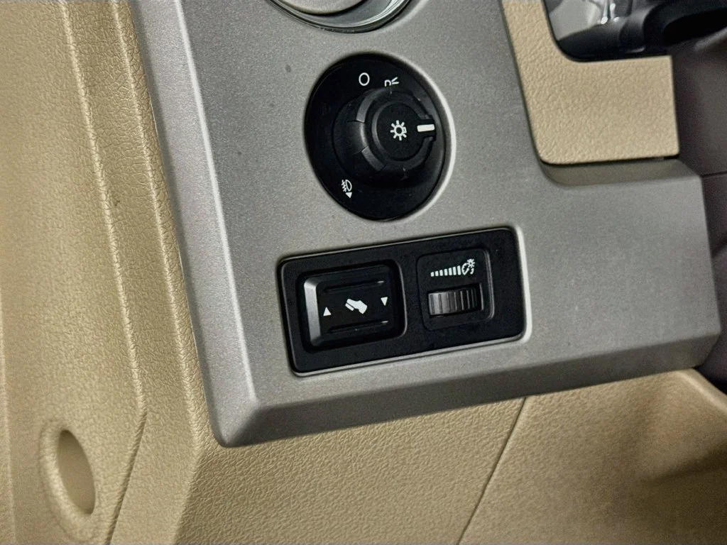 Used 2009 White Ford Lariat image 10