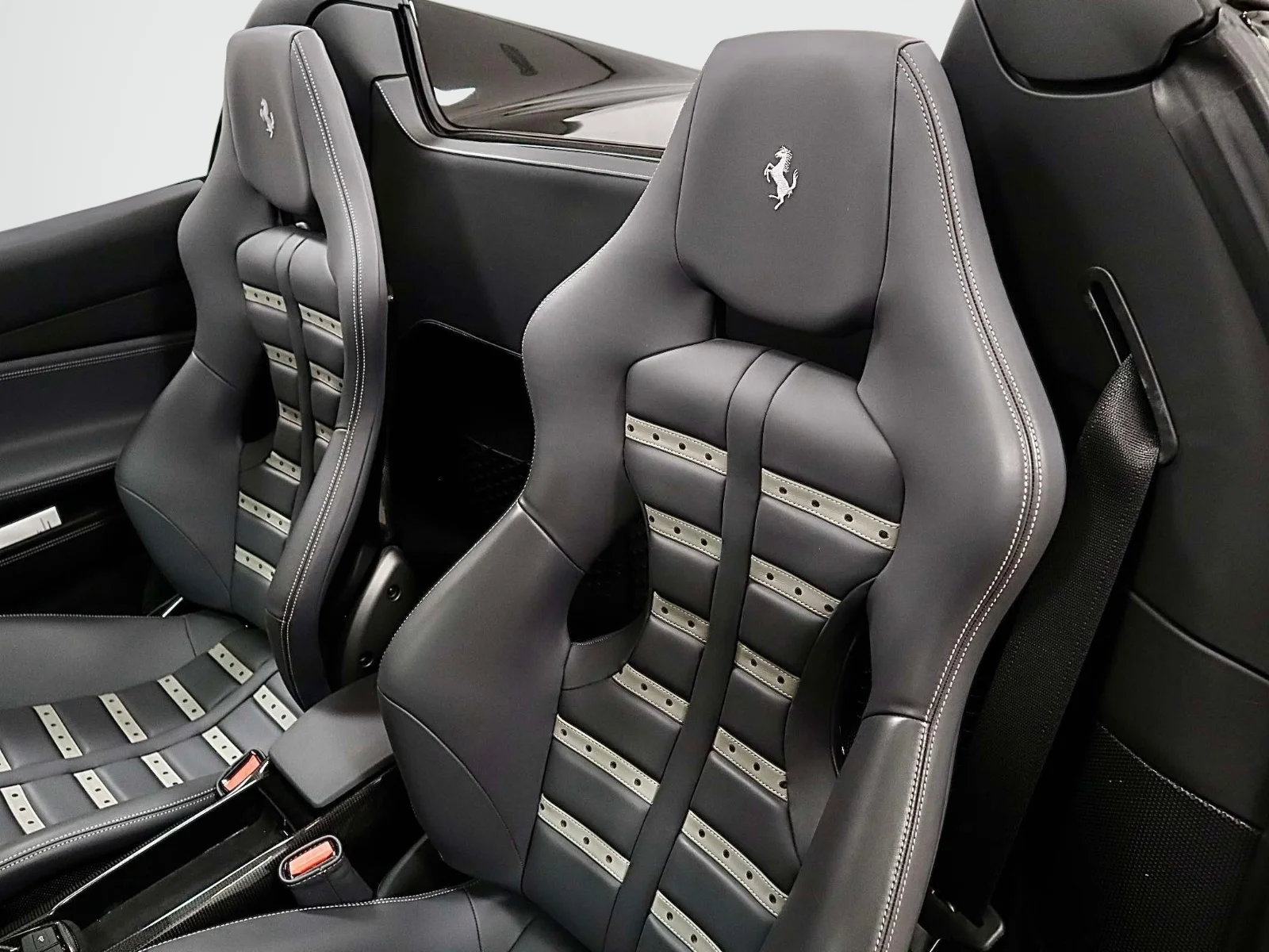 Used 2018 Grigio Silverstone Metallic Ferrari Convertible image 24