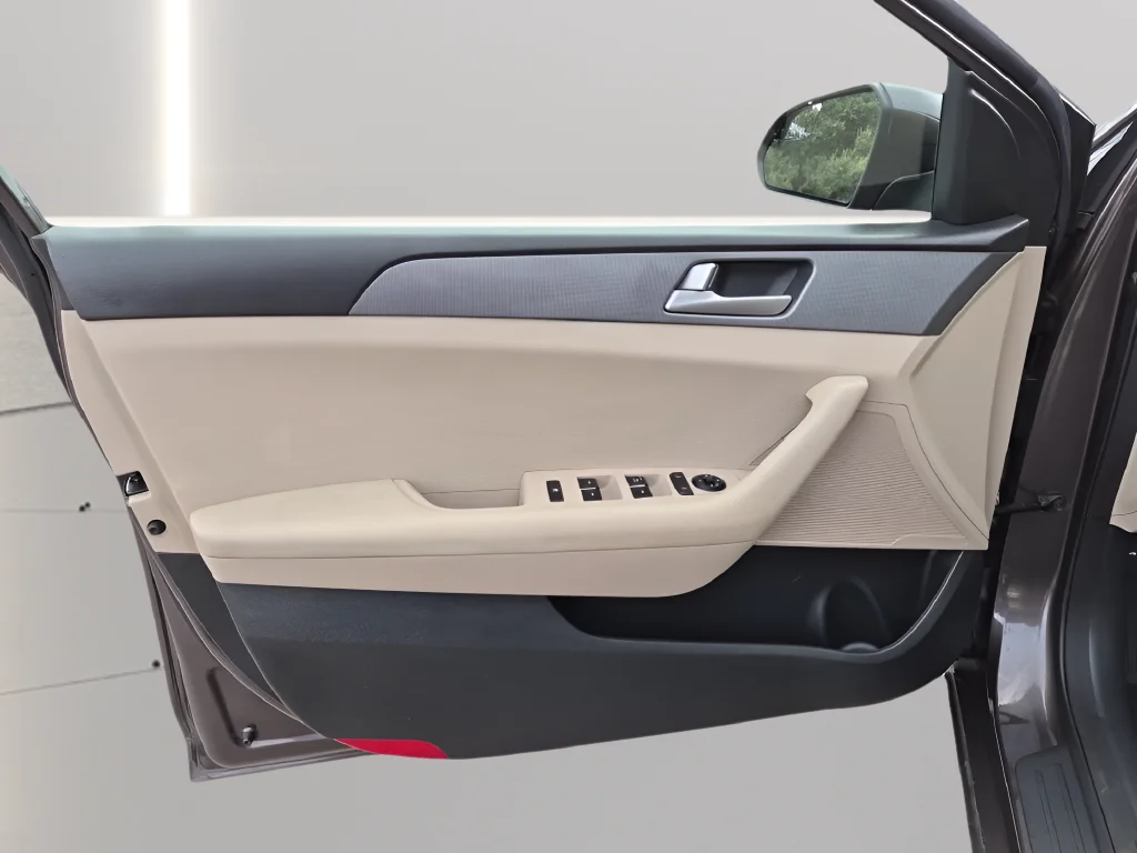 Used 2015 Brown Hyundai SE image 16