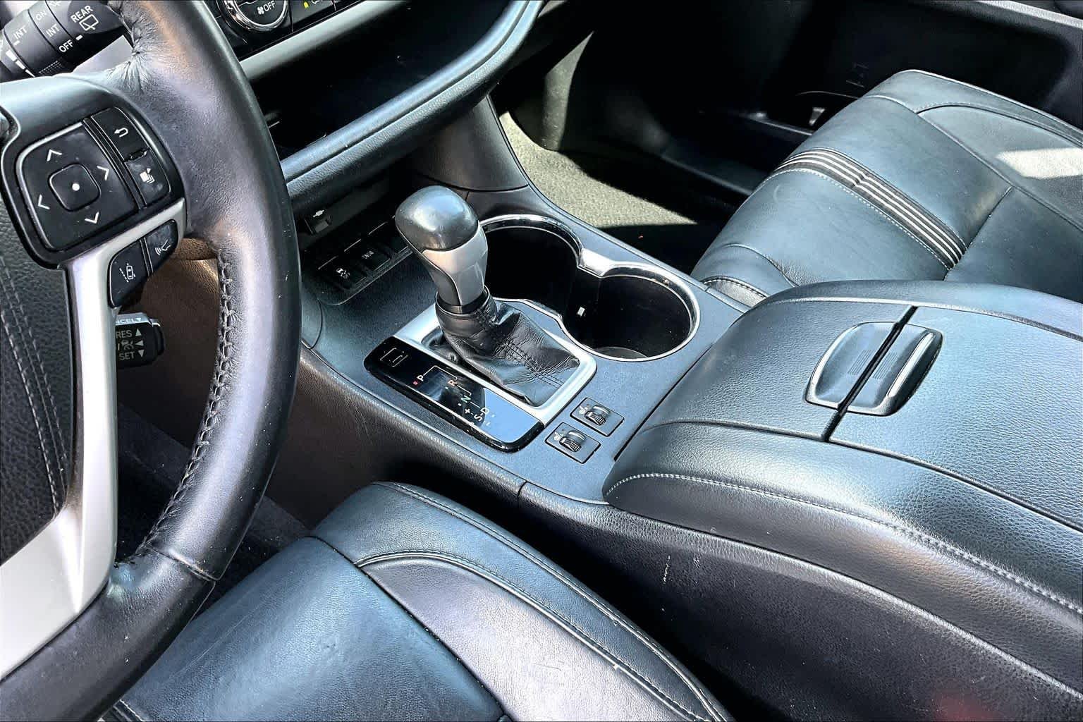Used 2018 Blizzard Pearl Toyota SE image 25