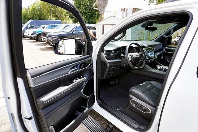 New 2026 Bright White Clearcoat Jeep Limited Reserve image 43
