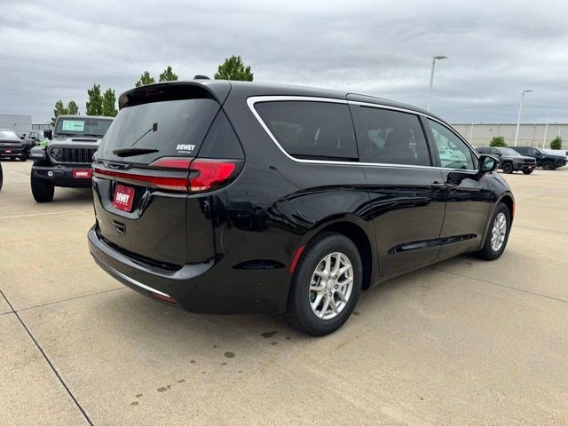 New 2027 Diamond Black Crystal Pearl-Coat Exterior Paint Chrysler Select image 6