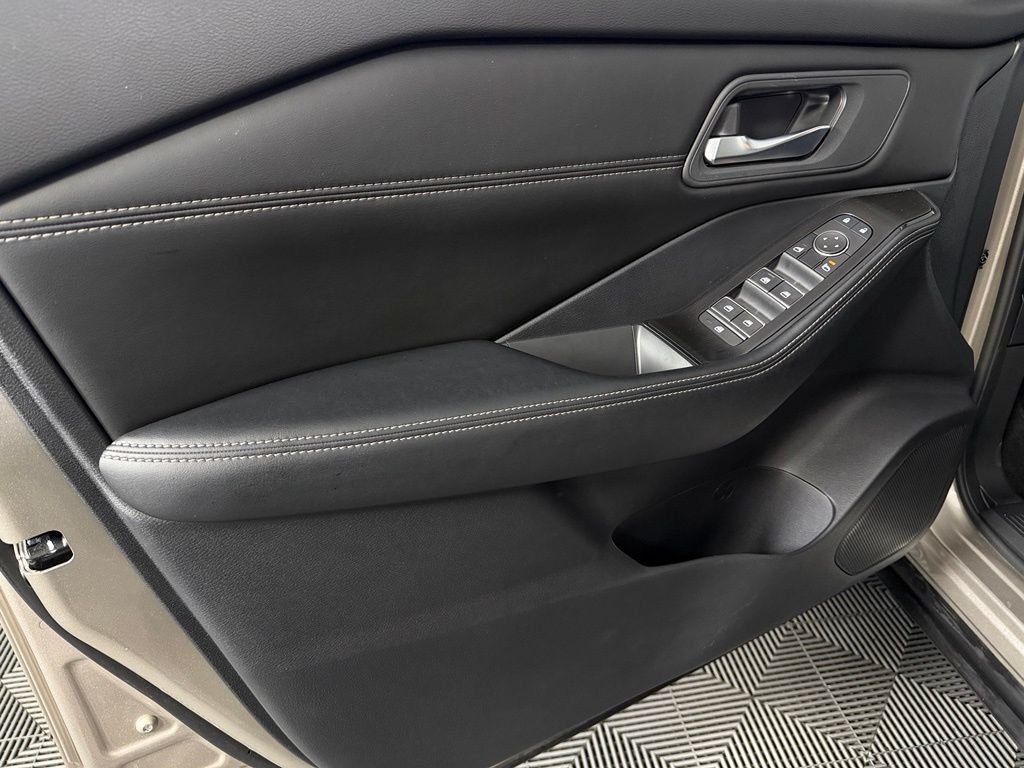 Used 2025 Champagne Silver Metallic Nissan SL image 25