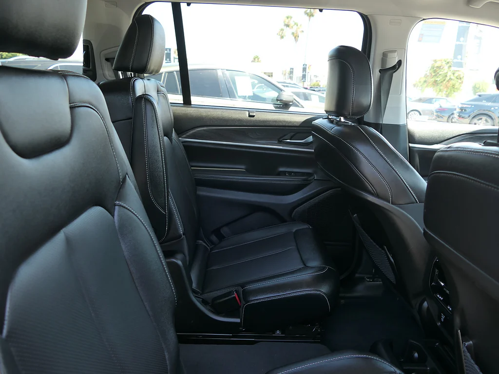 Used 2023 Diamond Black Crystal Pearl Coat Jeep Limited image 20