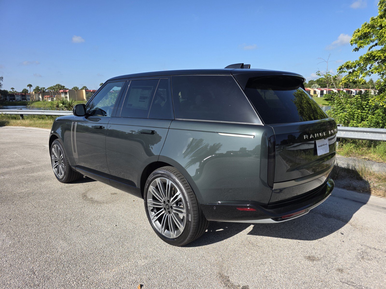 New 2027 Belgravia Green Land Rover P400 SE image 2
