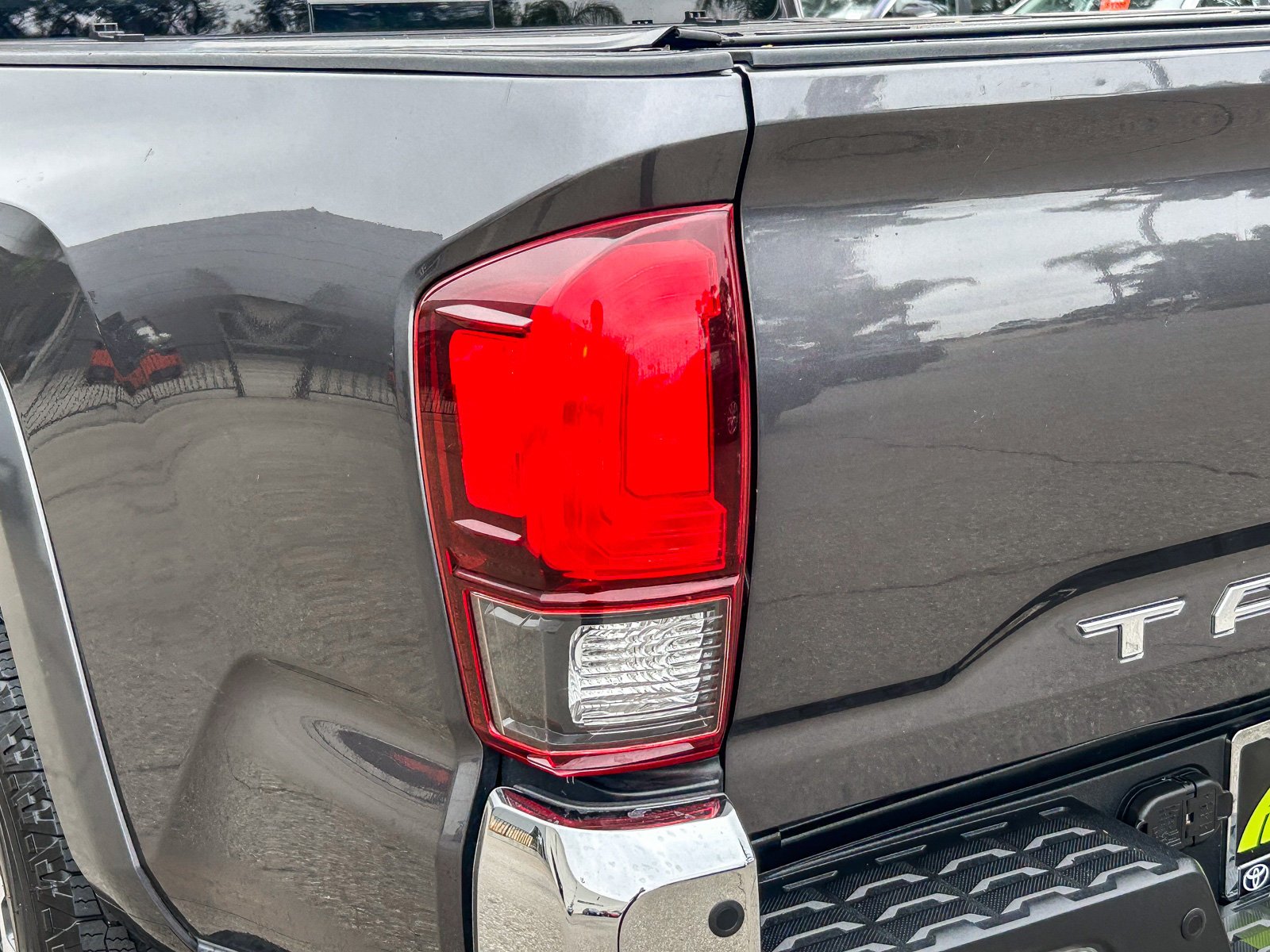 Used 2018 MAGNETIC GRAY MET TOYOTA TRUCK SR5 image 9