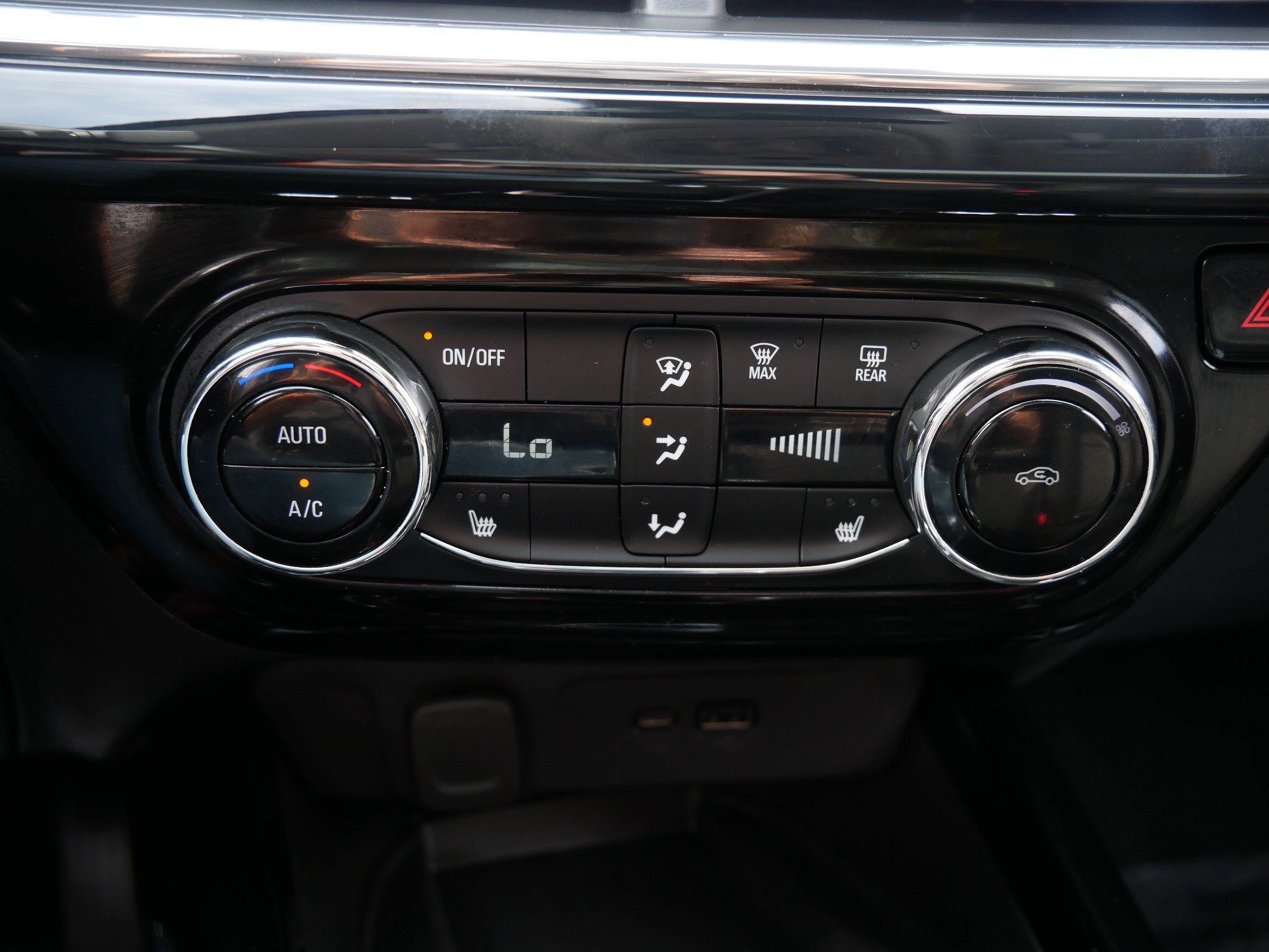 Used 2025 Summit White Chevrolet ACTIV image 27